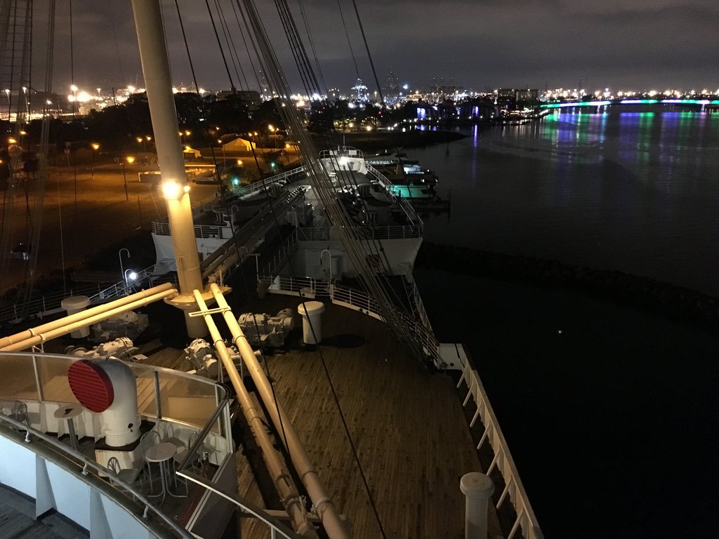 Z kapitanskeho mostika  na lodi Queen Mary v pozadí mesto.
