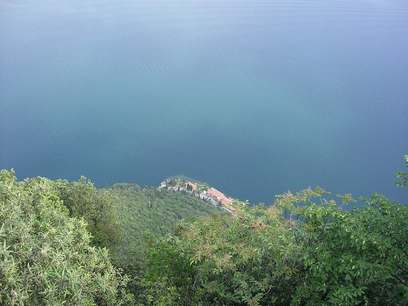 Pohľad z jednej zo serpentfn na jazero Garda
