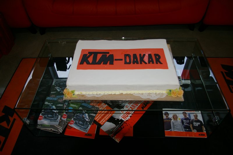 Odovzdávanie Dakarskych KTM, Adamoto, Kosice - KTM torta