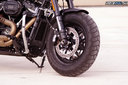 Vpredu pred motorom schovaný olejový chladič - Harley-Davidson Fat Bob 2018