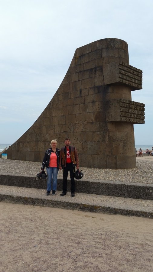 Pomník na pláži Omaha v Normandii. (Francúzsko)