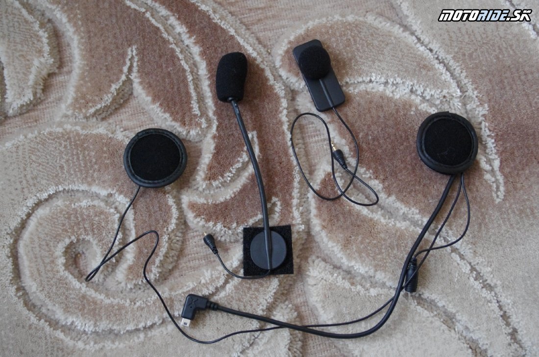 sluchátka a mikrofóny, vľavo mic do Jet prilby, vedľa do integrálnej - Inštalácia Interphone Tour do prilby (Touratech Aventuro)