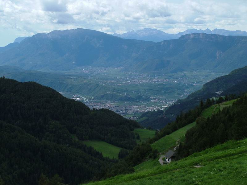 Bolzano od severovýchodu, v pozadí rozpoznateľný traverz Mendelpassu