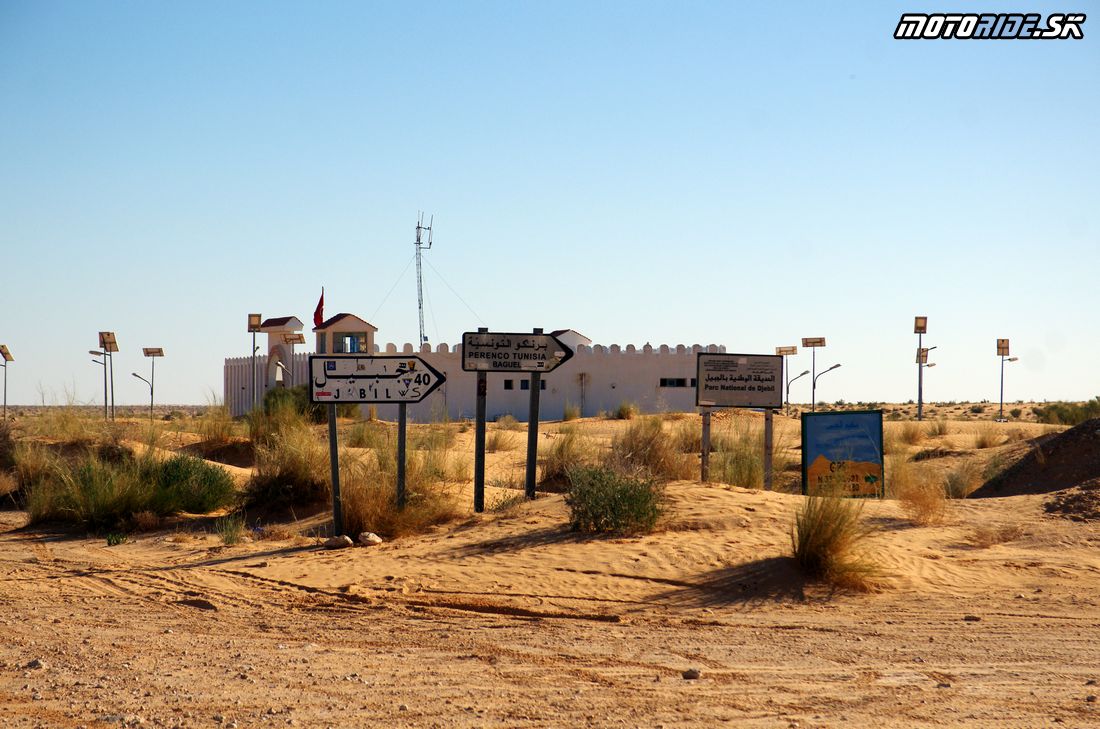 Púštna cesta Douz - Ksar Ghilane - odbočka pri pevnosti (Cafe La Port Di Desert) - Na Afrikách do Afriky - Tunisko