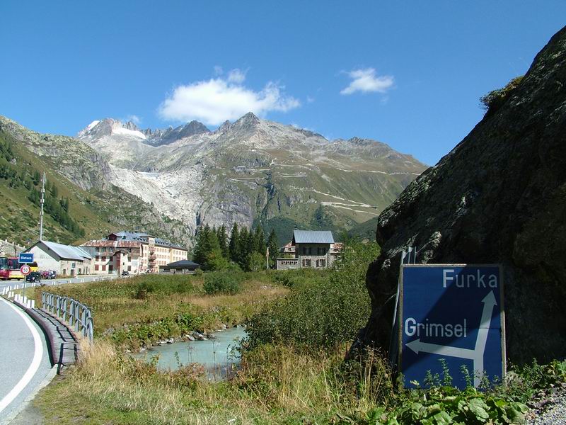 Horská osada Gletsch, v pozadí serpentíny stúpania na Furkapass