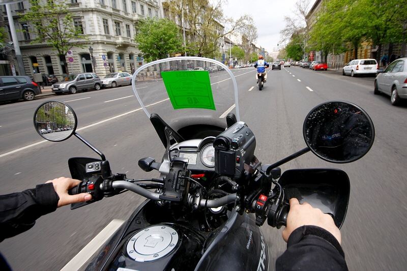  Pohľad zo sprievodného motocykla na Jaroslava Katriňáka
