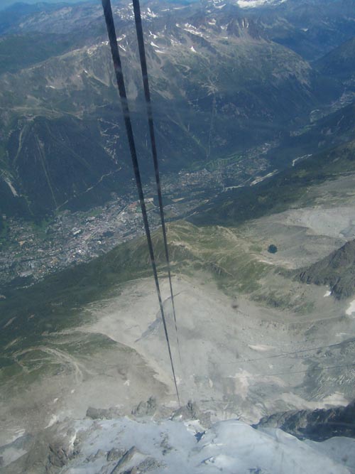 Chamonix - pohľad z kabínky lanovky na Aiguille du Midi