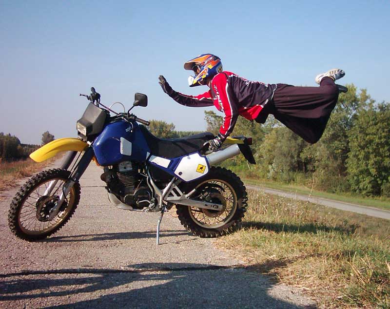 supercrossový prvok na stojacej motorke