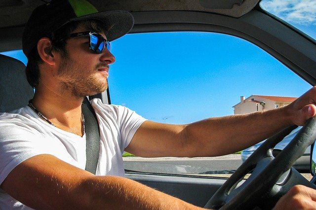 4 dôvody, prečo sa oplatí nosiť a šoférske okuliare