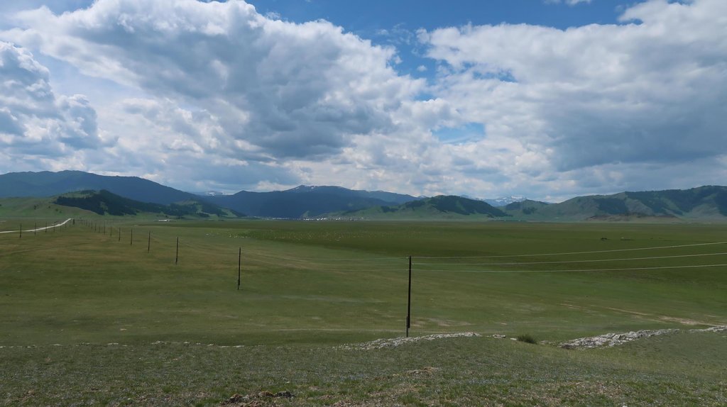Mongolská scenéria. V pozadí mesto Usť Kan
