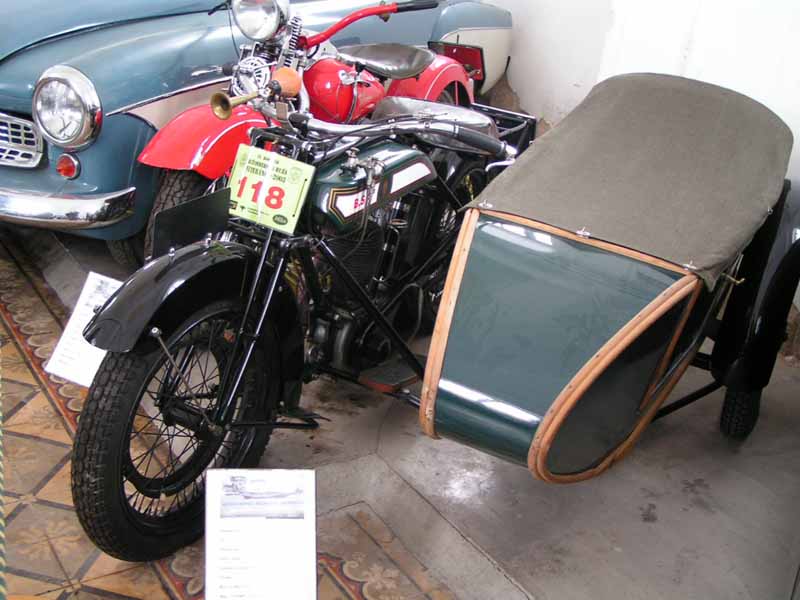 Krásna jednoválcova Anglická klasika, BSA,  hneď vedľa je Harley... - Múzeum historických vozidiel Mlynica