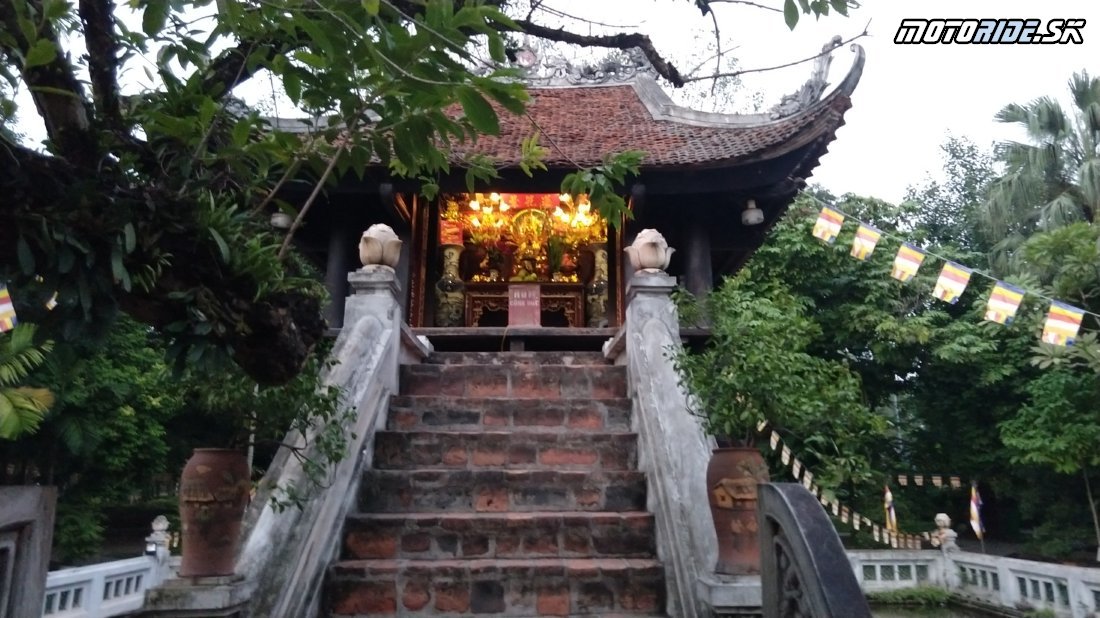 Hanoj: Život, Vojenské múzeum, Ho-Či-Minovo mauzóleum, 3-ja na moto a žaby na večeru :-) - Naživo: Vietnam moto trip 2019