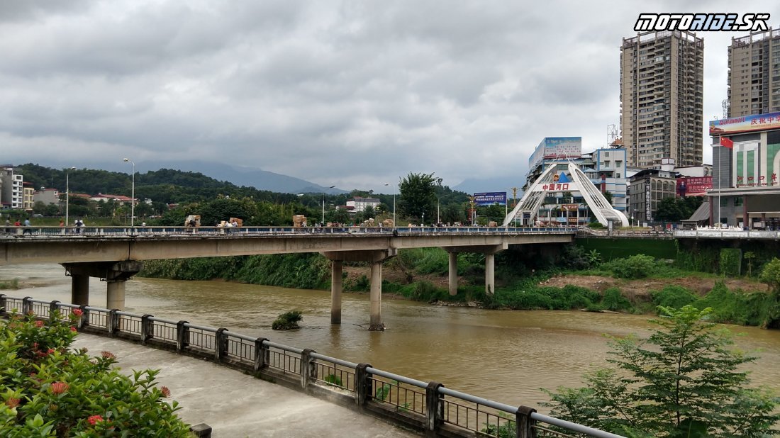 Hranica Vietnam - Čina, Lao Cai - Zo Sapy v oblakoch na čínske hranice a vedľajšími cestami do homestay v Bac Ha - Naživo: Vietnam moto trip 2019