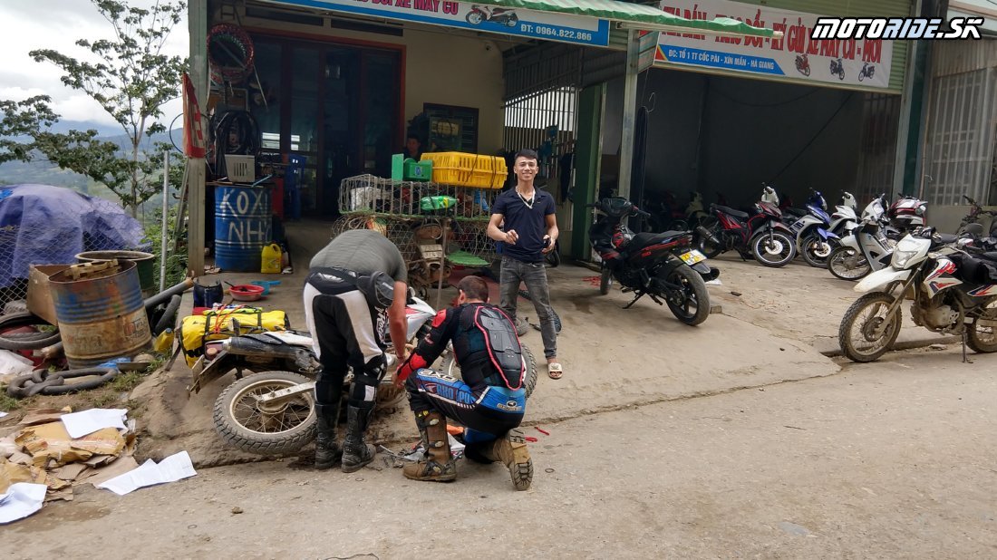 Trhovisko s dobytkom, spálená spojka, visuté mosty a nekonečné serpentiny - Naživo: Vietnam moto trip 2019