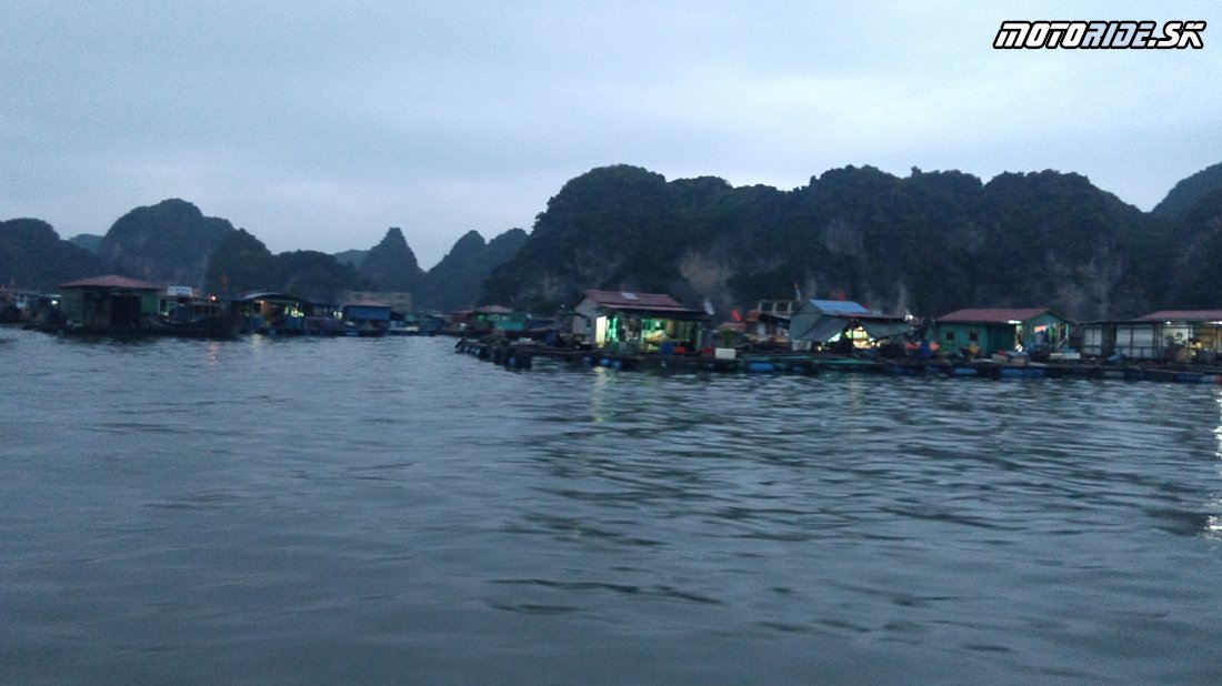Výlet do Halong bay - ostrov Cat Ba, plavba, kajaky, Monkey island - Naživo: Vietnam moto trip 2019