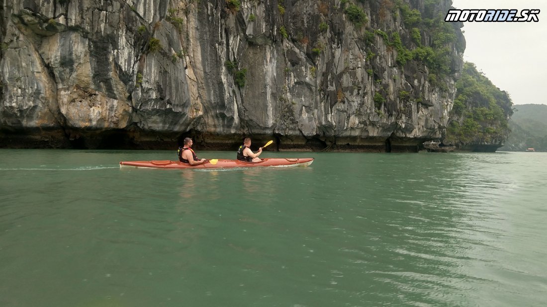 Výlet do Halong bay - ostrov Cat Ba, plavba, kajaky, Monkey island - Naživo: Vietnam moto trip 2019