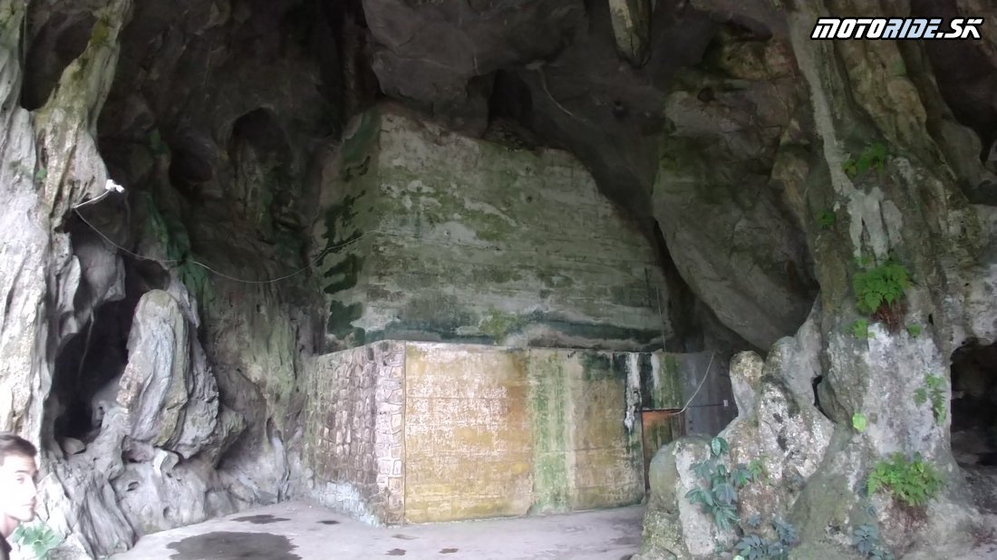 Jaskyňa Hospital Cave - Ostrov Cat Ba na motorkách - Vietnam