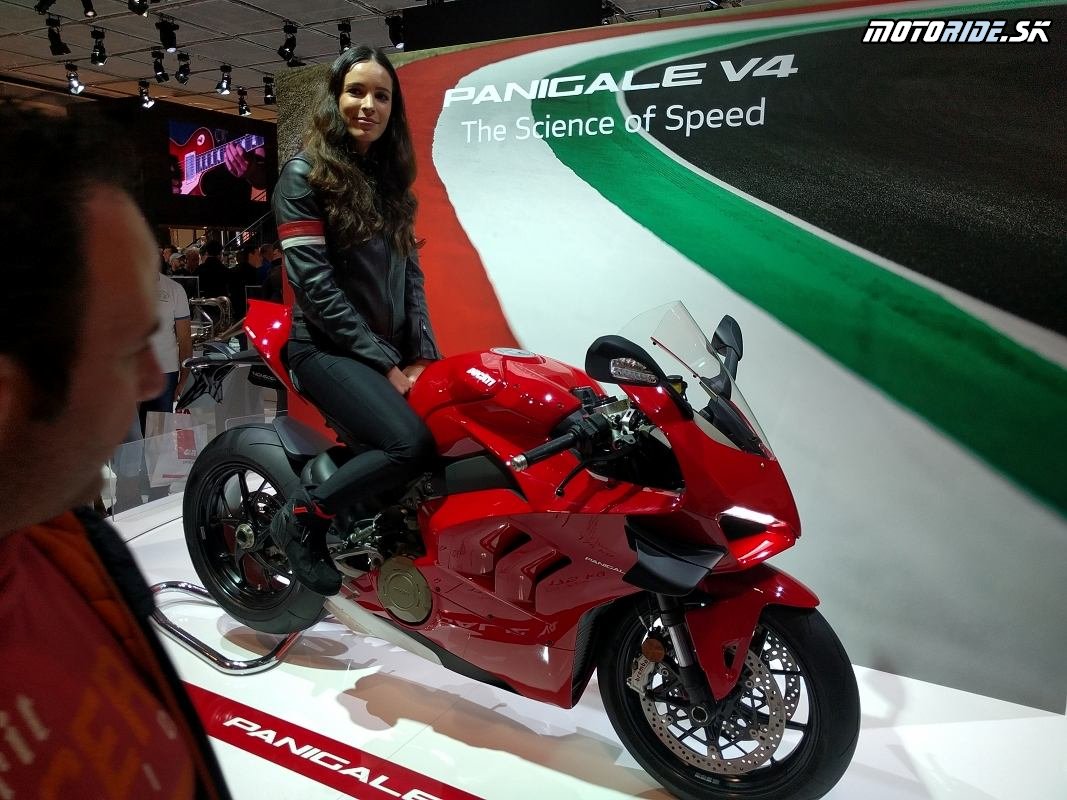 Ducati Panigale V4S- Eicma-2019-hostesky