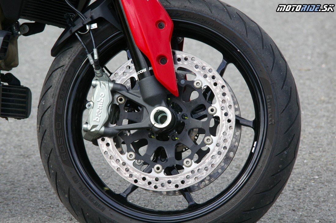 Tieto brzdy si hravo poradia s touto ľahkou mašinkou - Ducati Hypermotard 950 2019