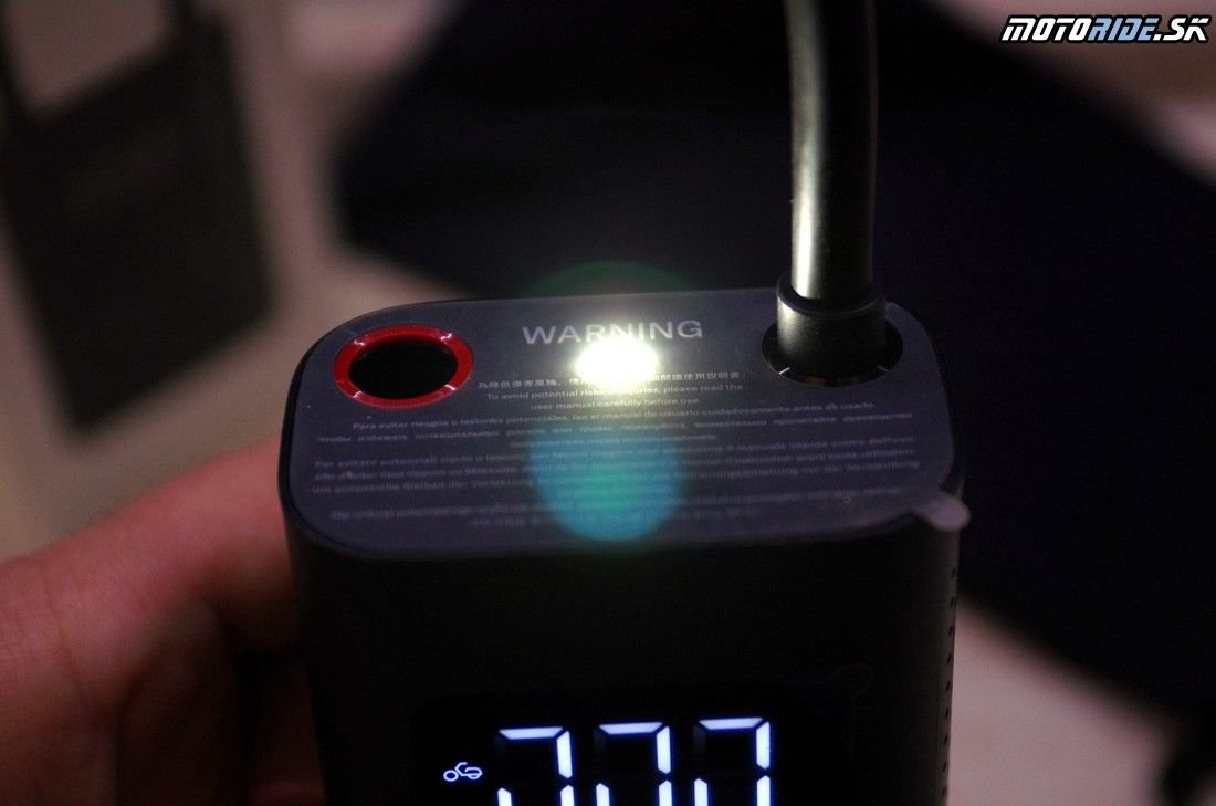 LED svetlo pomôže keď je tma - Xiaomi Mi Portable Air Pump - prenosný kompresor nielen pre motorkárov