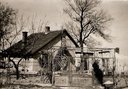 dobová fotografia železničiarskeho domčeka na konci Trlínskej cesty za Šenkvicami