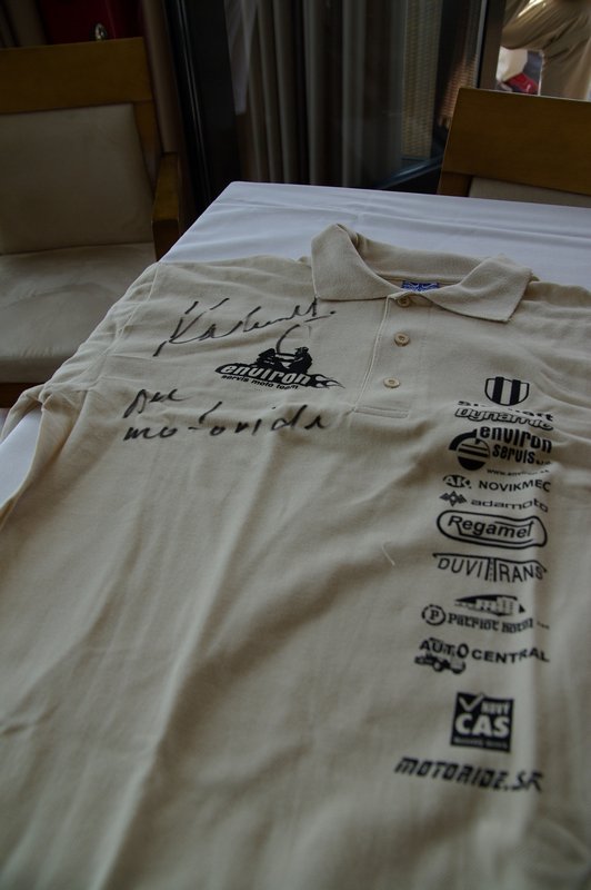 TransOrientale 2008 - Návrat - Katroš podpísal tričko pre motoride