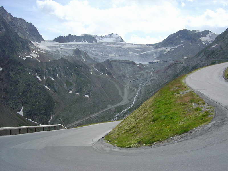 Foto 9: Strmé serpentíny k najvyššiemu miestu, dosiahnuteľnému legálne po asfalte v Alpách