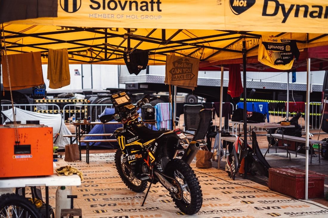 Servis motorky počas dňa voľna - Dakar 2021