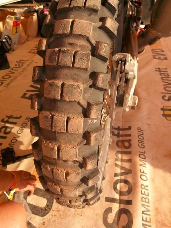 Foto pneu po 9. etape (ráno nová) Štefan Svitko Dakar 2021: 9. etapa - Neom - Neom