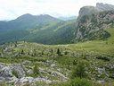 Foto 29: Passo di Varparola (2192m), pohľad zo sedla na juh, v pozadí Marmolada