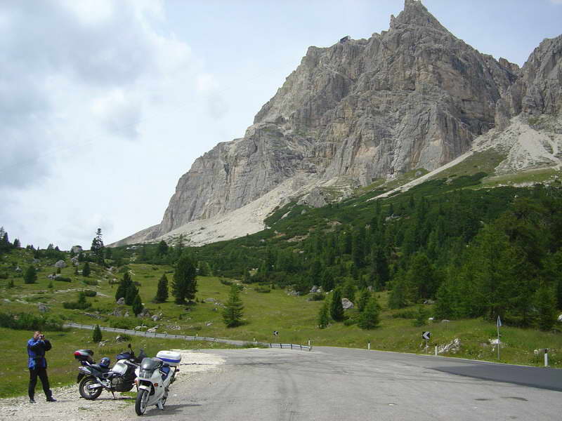 Foto 30: Passo di Falzarégo (2117m), prvé zákruty klesania východnou rampou do Cortiny. 