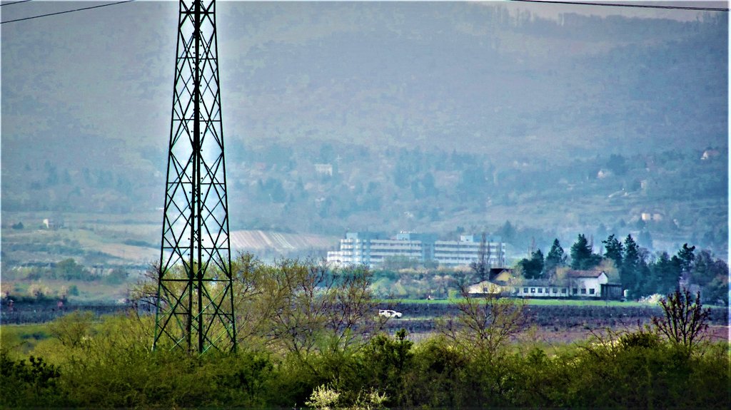 pohľad na Malé Karpaty, v popredí stále funkčný majer na Hlinách a v pozadí bývalý Výskumný ústav liečiv nad Modrou