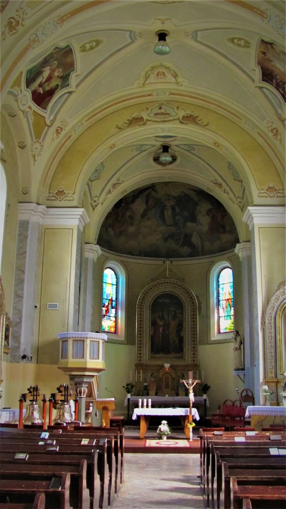 interiér kostola na Mojtíne