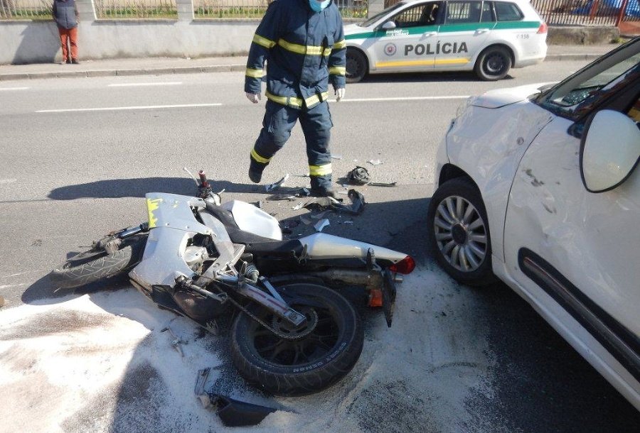 plechovkár nedal prednosť motocyklu na jednej z križovatiek v Pov. Bystrici