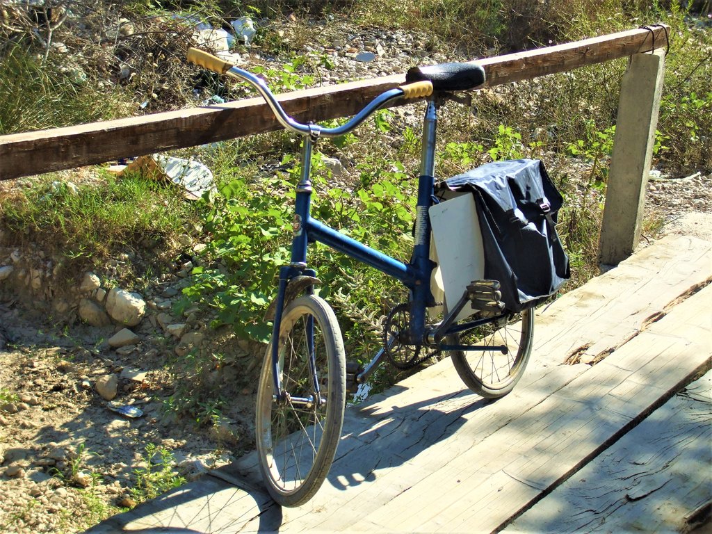jediný ekologický dvojkolák na okolí, teda mimo kvetináčov zo starých nefunkčných bicyklov