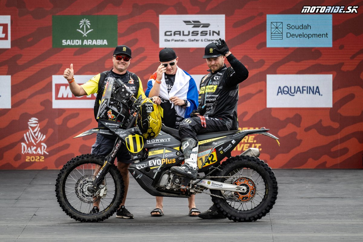 Štefan Svitko - Dakar 2022 pódium - Photo (c) Slovnaft / MCH Photo