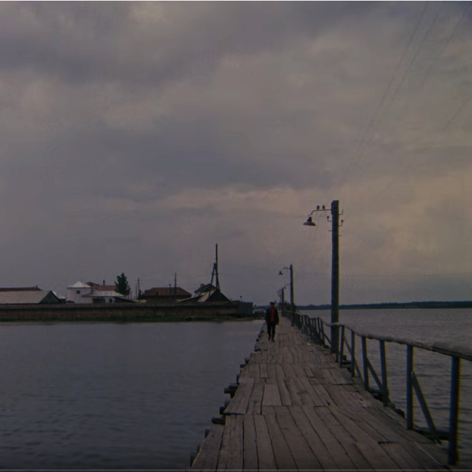 Záber z filmu a v pozadí väznica Pjatak