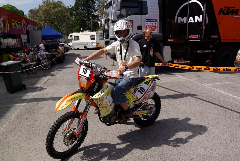 PAX Rally 2008, technické prebierky Jaro Katriňák pripravený na prebierky
