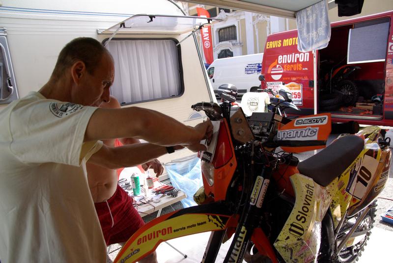 PAX Rally 2008, technické prebierky príprava motorky štartovné čísla