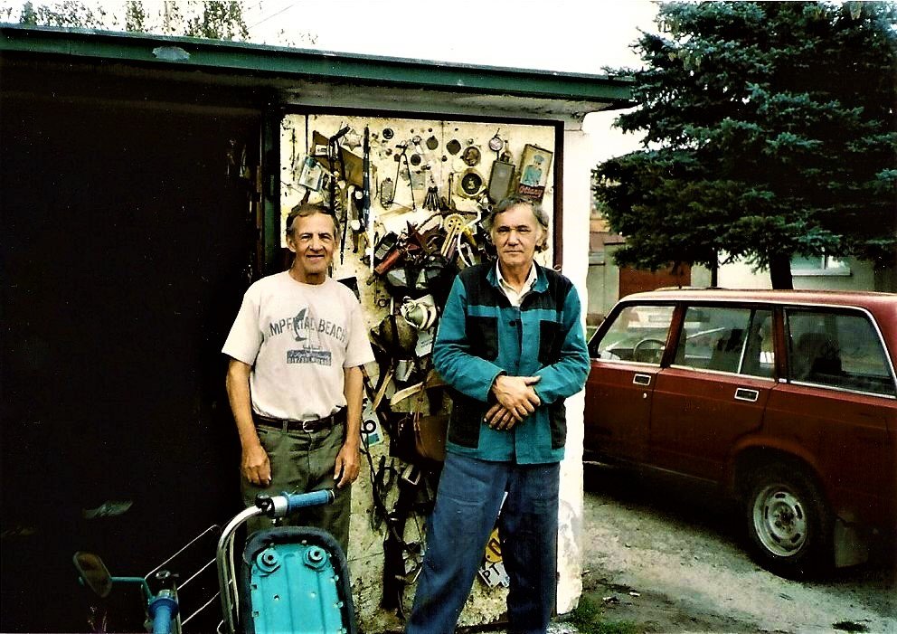 asi 2012 M. Grégr a pán Zmajkovič pred garážou p. Grégra
