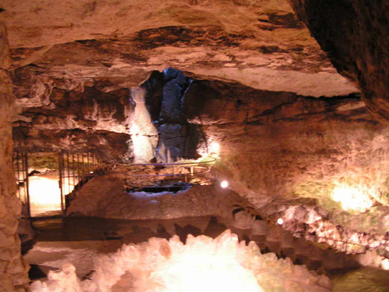 Bojnický zámok - Jaskyňa pod zámkom, v strede je studňa.