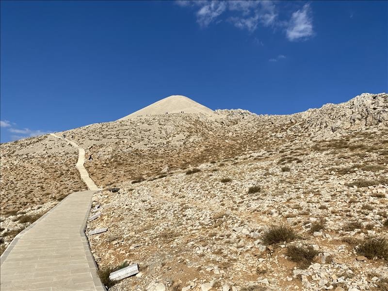 Chodnik na vrchol Nemrut