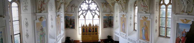 Bojnický zámok - Panoráma: Hradná kaplnka, Vystavený oltár je len kópia. Originál sa nachádza vo vlastnej klimatizovanej miestnosti.