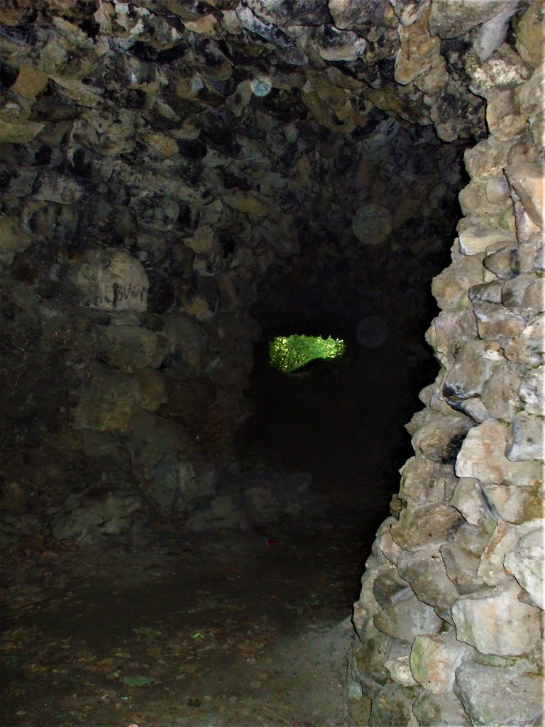 vnútro jaskyňky 2010 (nechali si ju spraviť majitelia)