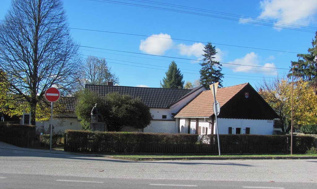Oproti kostolíku je dom kde sa narodil Ján Hollý