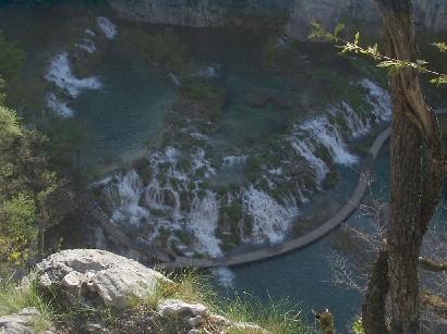 Ďalší z mnohých vodopádov na Plitviciach