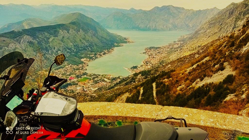 pohľad na Kotorský záliv od cesty Motoride