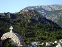 pohľad na Haj-Nehaj z pahorka s kostolíkom