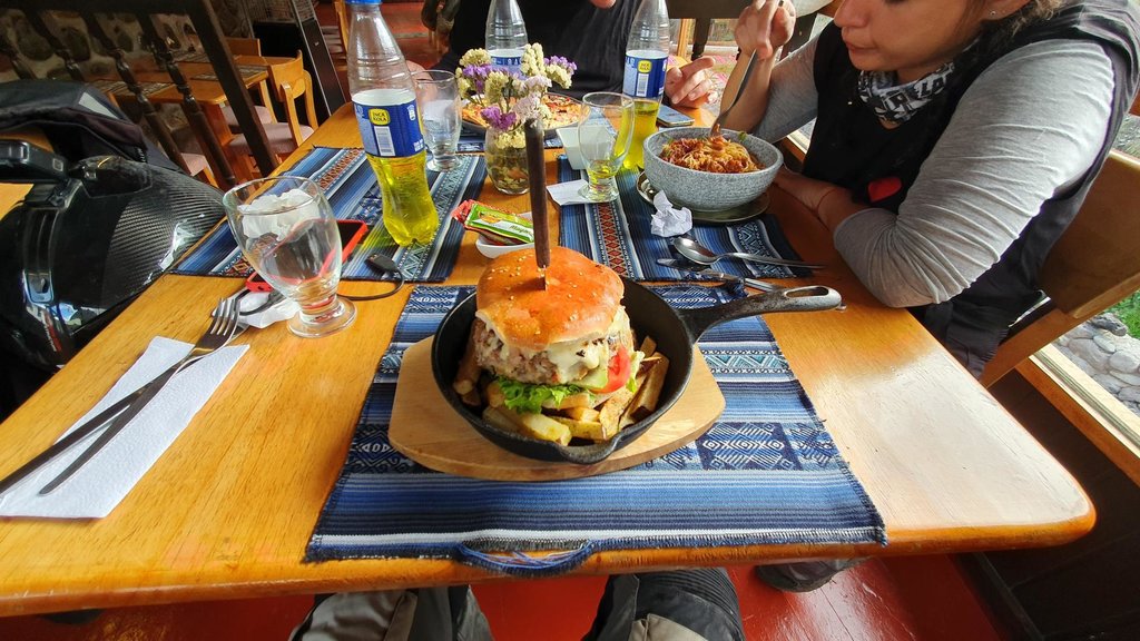 Burger v Olantaytambo, Peru