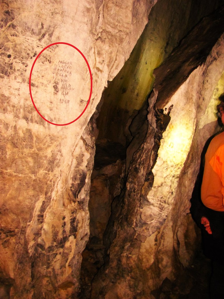 v jaskyni II